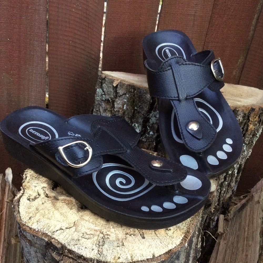 Aerosoft sandals fits size 8 thru 9  color black EUC